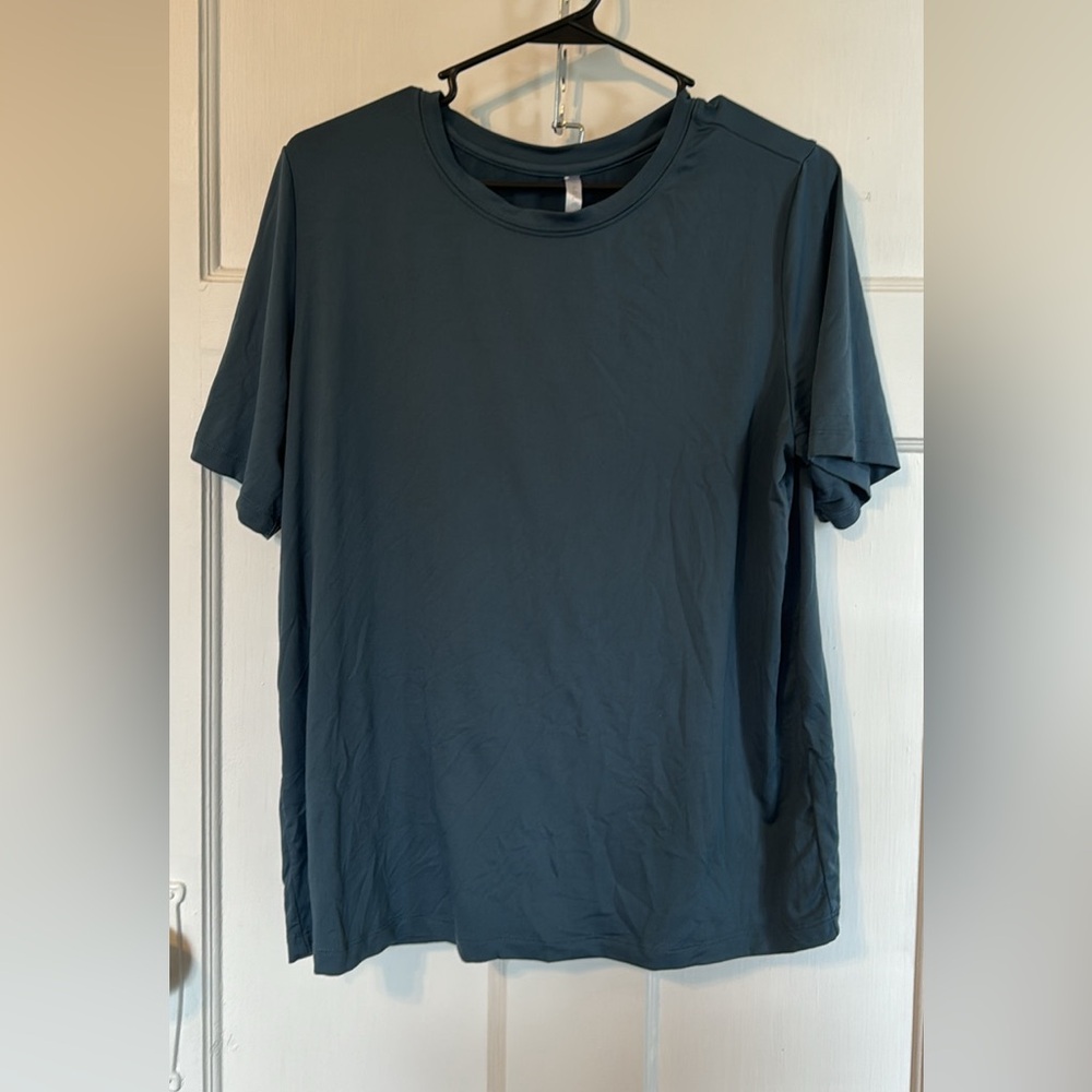 Fabletics - women’s activewear short sleeve in Hazy Iris - size L